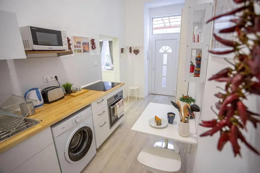 Cosy Two Bedroom Flat In Josika Street, Paprika 부다페스트 0*,  헝가리