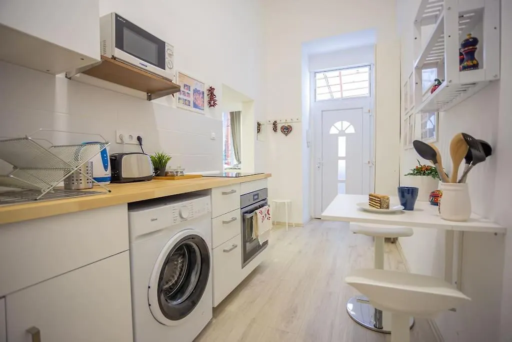 아파트 Cosy Two Bedroom Flat In Josika Street, Paprika 부다페스트