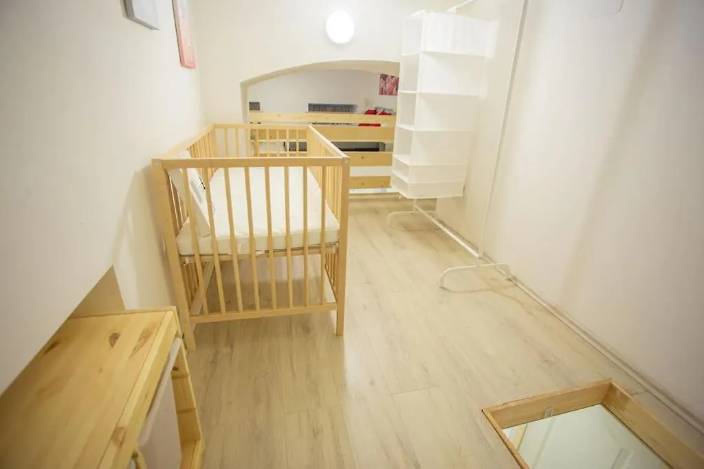 Cosy Two Bedroom Flat In Josika Street, Paprika 부다페스트 아파트